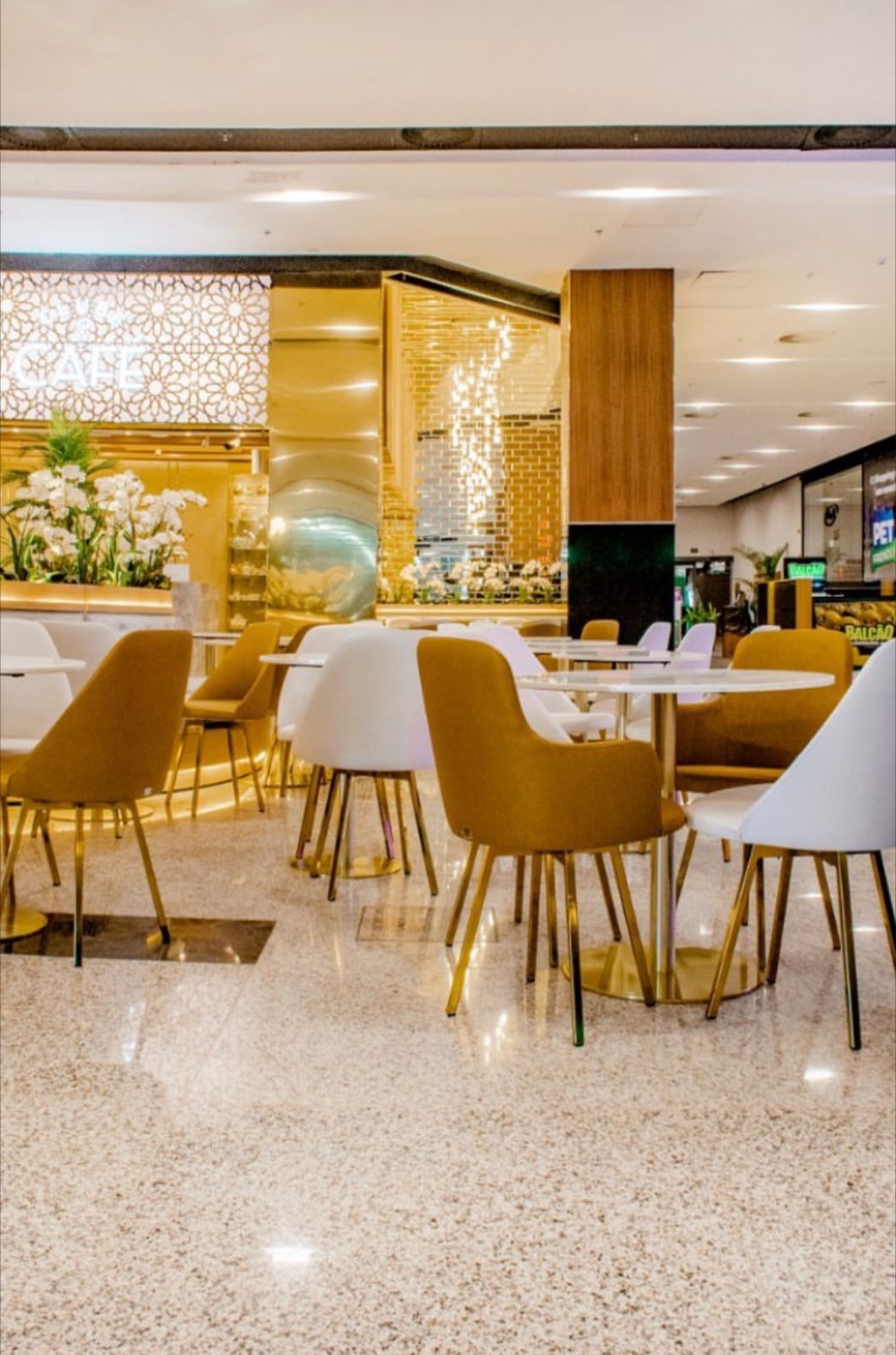 Ambiente comercial com cadeiras em veludo mostarda
